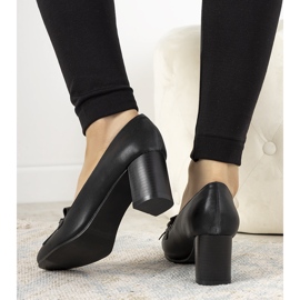 Mustat pumput Alisen ekonahasta valmistetussa pylväässä 1