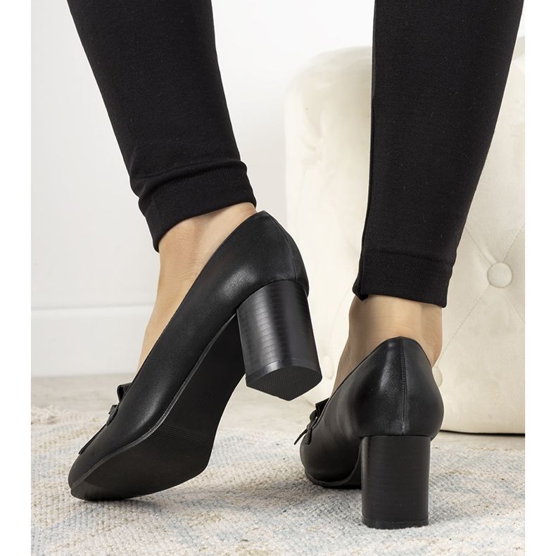 Mustat pumput Alisen ekonahasta valmistetussa pylväässä 1