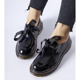 Mustat patentoidut kengät, joissa Rodriguezin rusetti 1