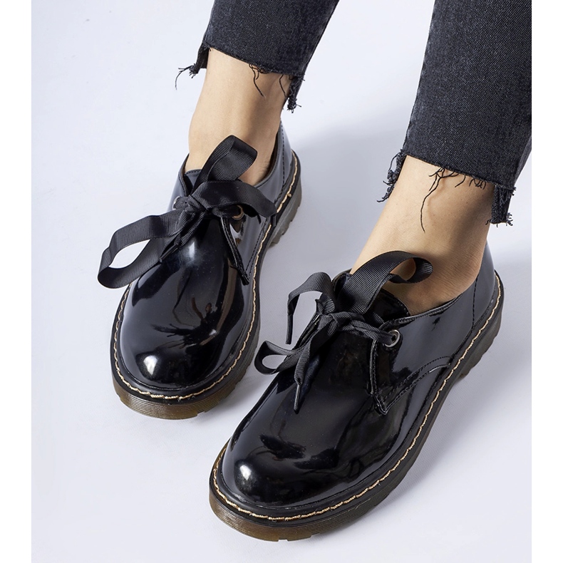 Mustat patentoidut kengät, joissa Rodriguezin rusetti 1