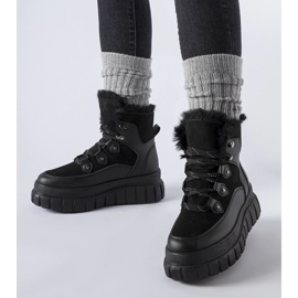 Mustat nilkkurit massiivisella Cervantes-pohjalla 1