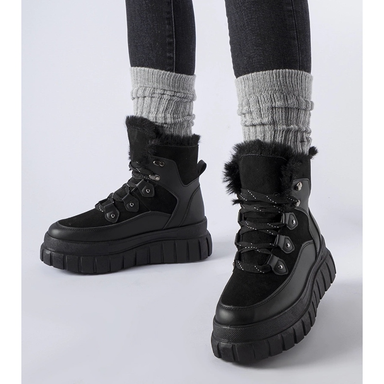 Mustat nilkkurit massiivisella Cervantes-pohjalla 1