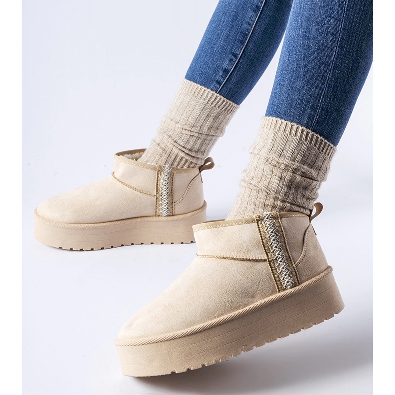 Beiget lumisaappaat Dennisonin alustalla 1