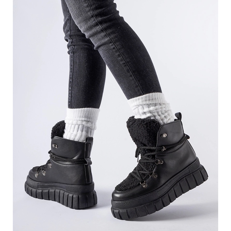 Mustat nilkkurit massiivisella Sforza-tasolla 1