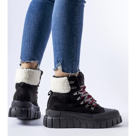 Mustat eristetyt tennarit Ottiol-alustalla 1