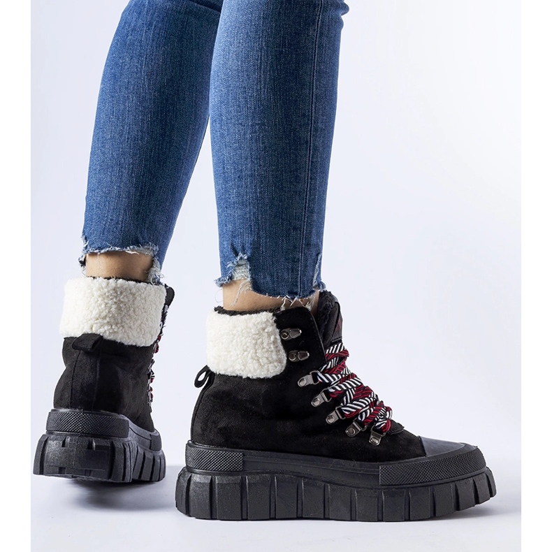 Mustat eristetyt tennarit Ottiol-alustalla 1