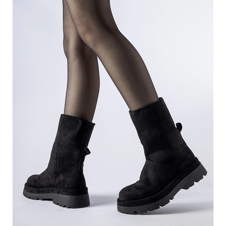 Mustat eristetyt saappaat massiivisella Flavia-pohjalla 1