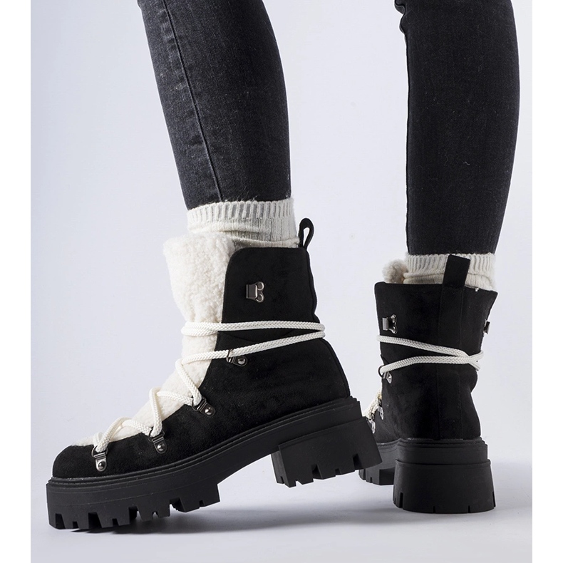 Mustat työläissaappaat koristekielekkeellä Perugiasta 1