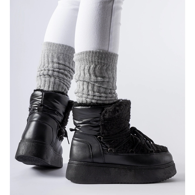 Mustat lumisaappaat massiivisella Elvio-tasolla 1