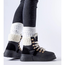 Mustat työntekijät massiivisella Rodrigo-alustalla 1