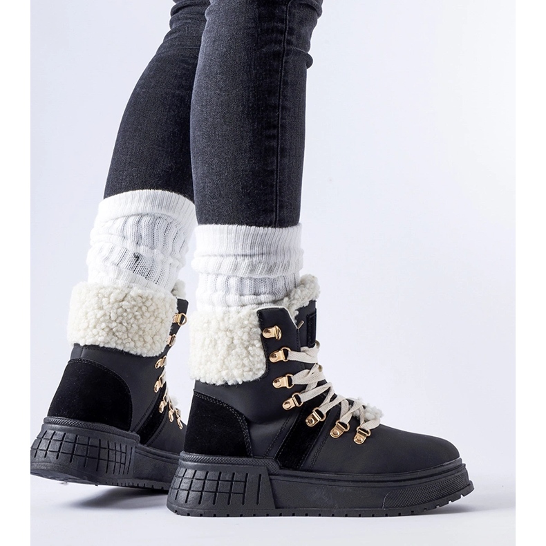 Mustat työntekijät massiivisella Rodrigo-alustalla 1