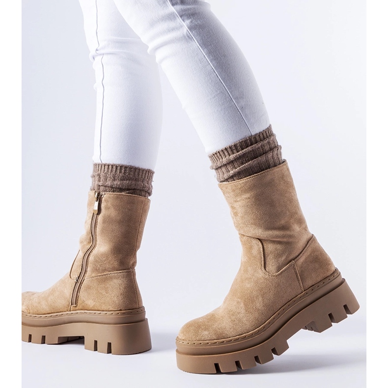 Ruskeat eristetyt nilkkurit massiivisella Umber-alustalla 1