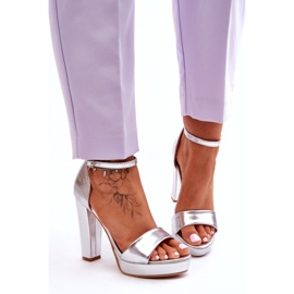 Hopeanväriset metalliset korkeakorkoiset sandaalit 2