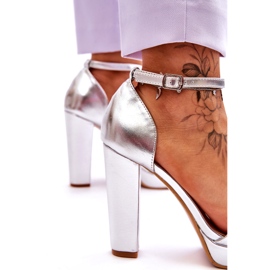 Hopeanväriset metalliset korkeakorkoiset sandaalit 1