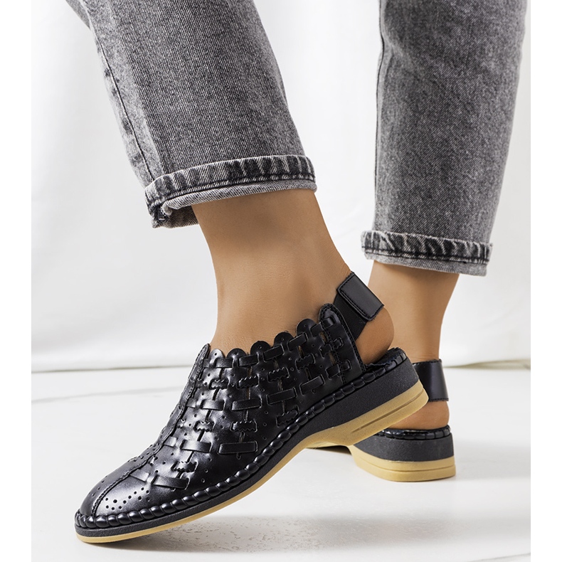 Carvalhon mustat harjakattoiset sandaalit 1