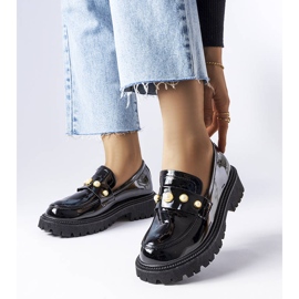 Mustat kiiltonahkaiset kengät Serlait-helmillä valkoinen 1