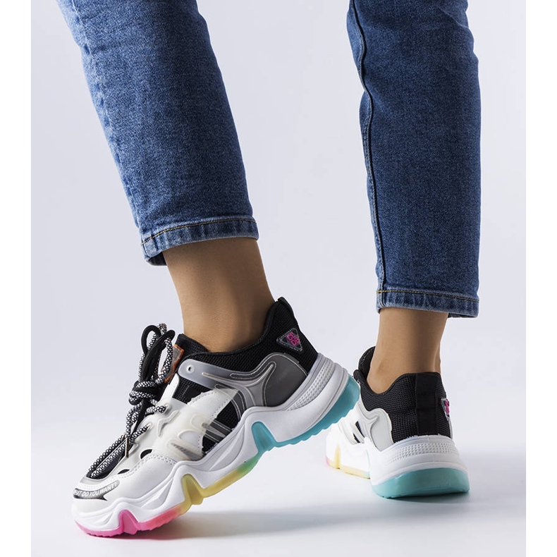 Mustat lenkkarit sekamateriaalista Grondinilta 1