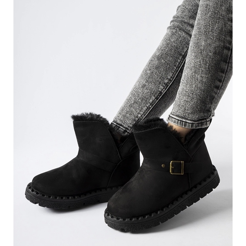 Mustat eristetyt lumisaappaat Monal-leikkauksella 1