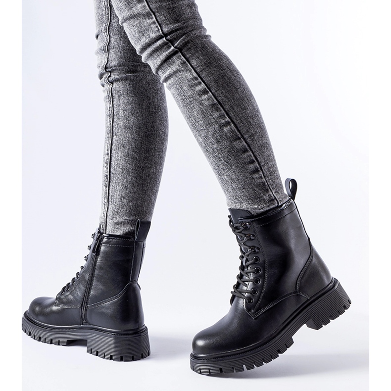 Mustat Puyallup-eristetyt saappaat 1