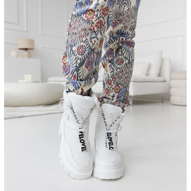 Valkoiset eristetyt lumisaappaat Eulalia-kirjoituksella valkoinen 2