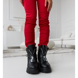 Mustat eristetyt lumisaappaat Eulalia-kirjoituksella 1