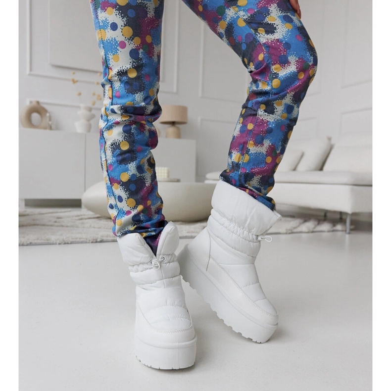 Valkoiset eristetyt lumisaappaat Polk-alustalla valkoinen 1