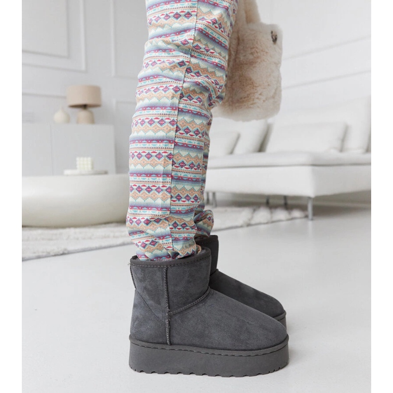 Harmaat eristetyt lumisaappaat Tucsonin alustalla 1