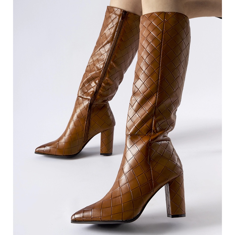 Ruskeat saappaat, jotka on koristeltu Brannon-tikkauksella 1