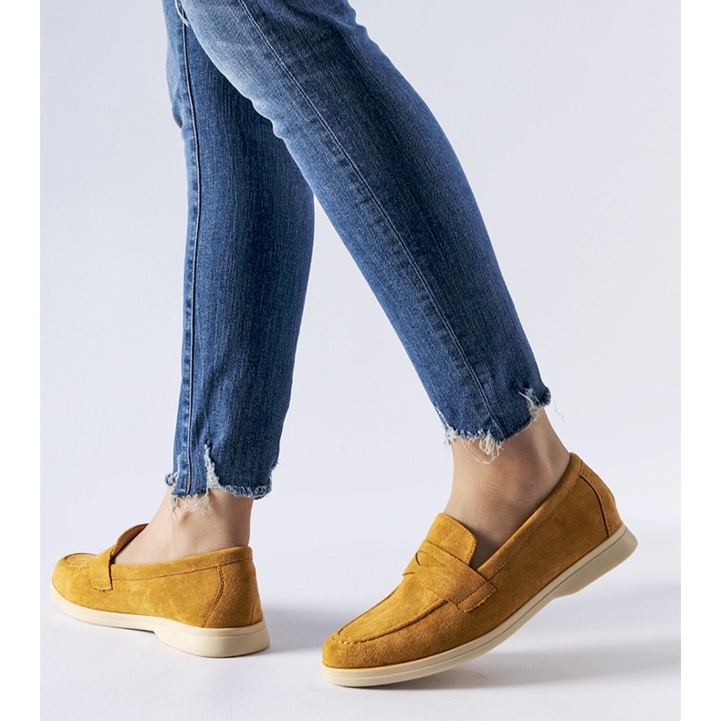 Tumman beigen väriset mokasiinit, jotka on valmistettu Ferragusin ekologisesta mokkasta 1