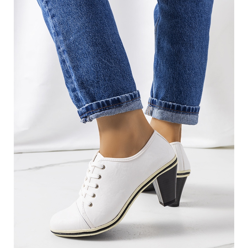 BM Valkoiset kengät Filra-postissa valkoinen 2