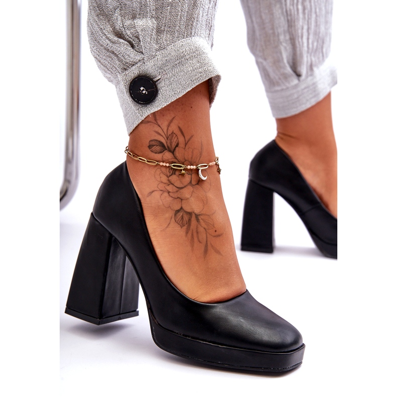 Pumput massiivisissa korkokengissä mustat 4