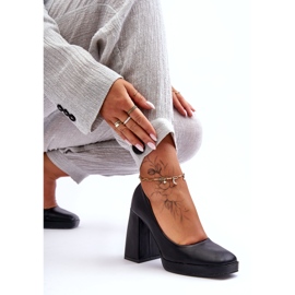 Pumput massiivisissa korkokengissä mustat 3