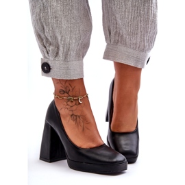 Pumput massiivisissa korkokengissä mustat 2