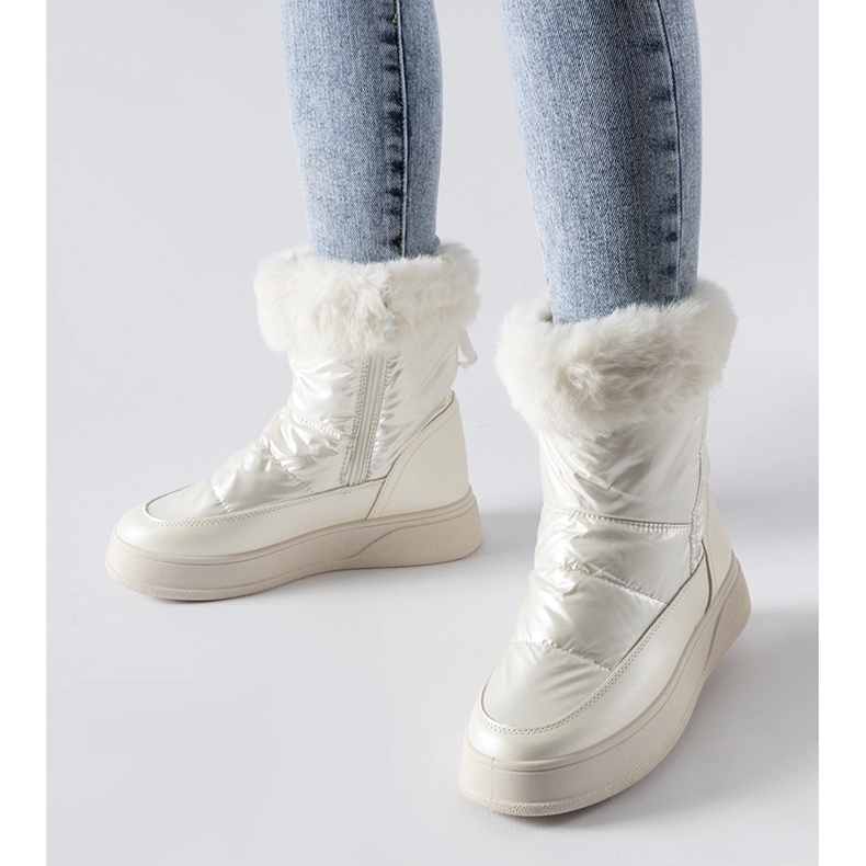 Oliverin valkoiset eristetyt lumisaappaat turkisella valkoinen 1