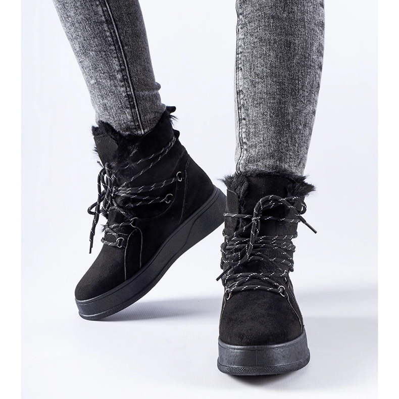 Mustat lumisaappaat Rancourt-tasolla 1