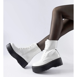 Valkoiseksi lakattuja työntekijöitä Leos-alustalla valkoinen 1