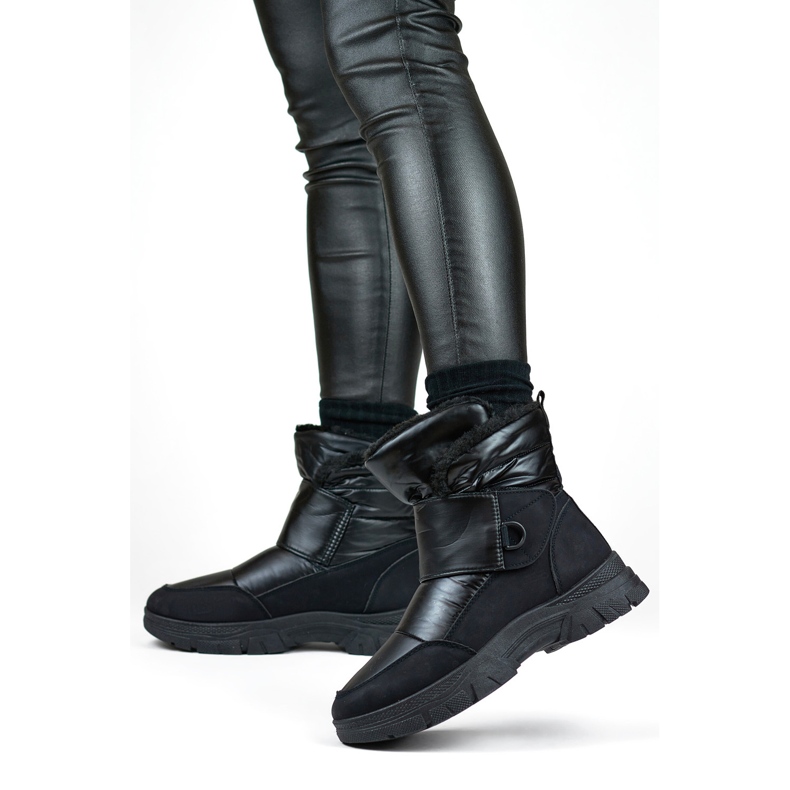 Mustat lumisaappaat tarranauhalla, eristetyt talvisaappaat 1