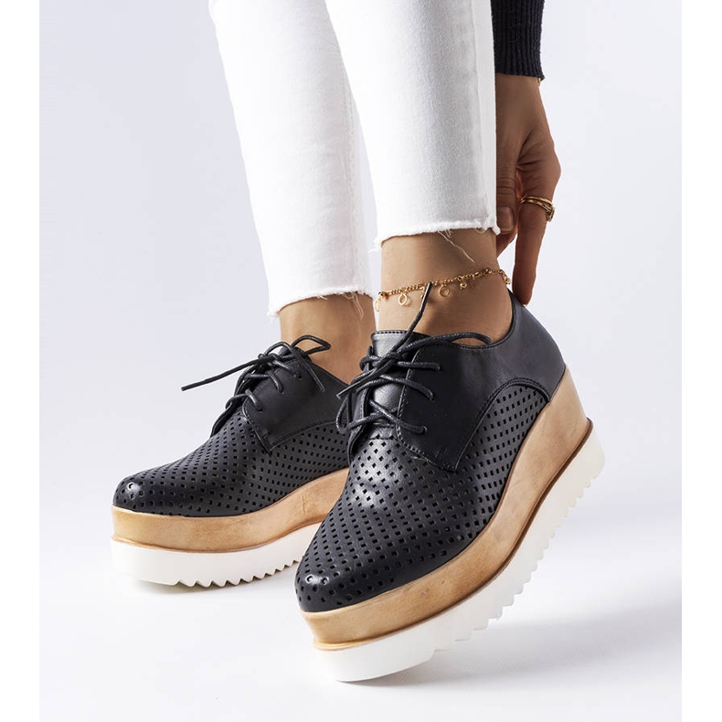 Mustat harjakattoiset kiilakengät Laurentilta 1