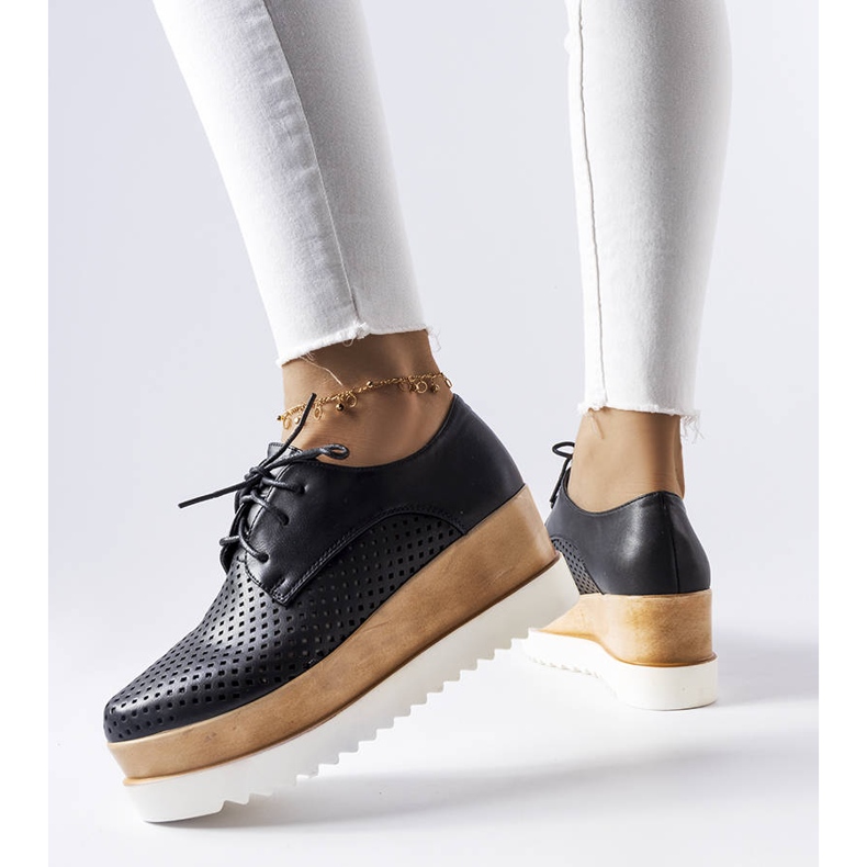 Mustat harjakattoiset kiilakengät Laurentilta 2