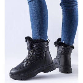 Mustat eristetyt lumisaappaat Dwayn-tasolla 1