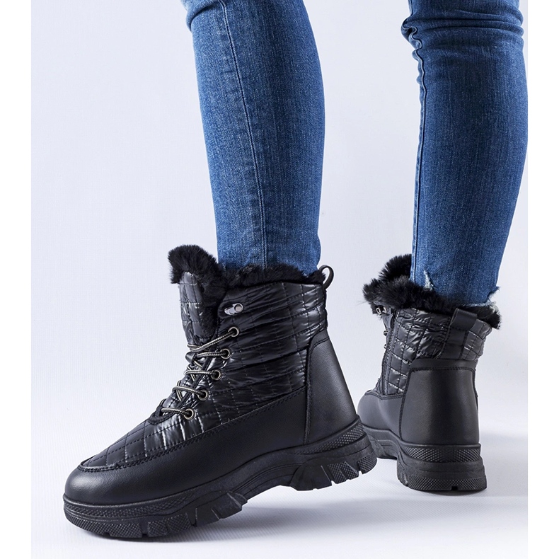 Mustat eristetyt lumisaappaat Dwayn-tasolla 1