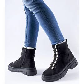 Mustat eristetyt nilkkurit, jotka on valmistettu Chambleen ekologisesta mokkasta 1