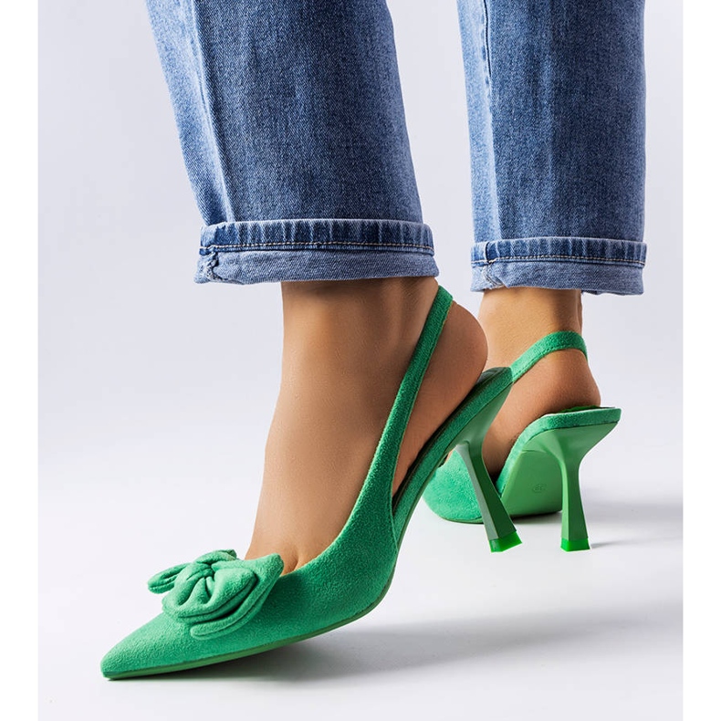 Vihreät pinssit rusetilla Olengolta 2