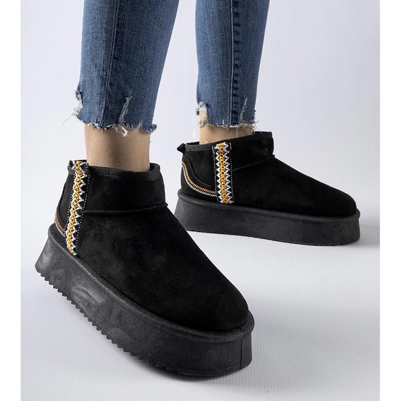 Mustat lumisaappaat Scavin alustalla 1