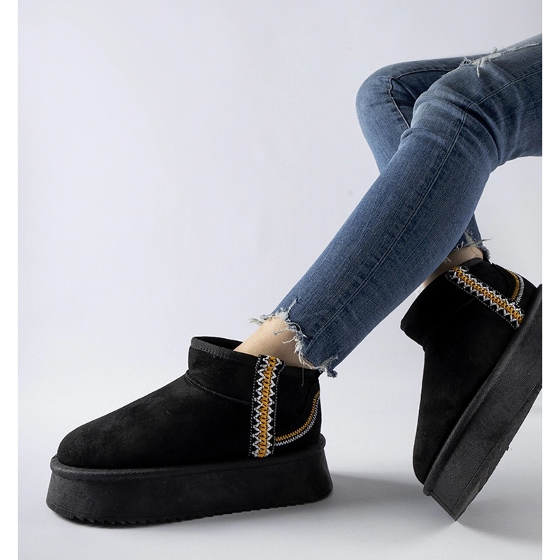 Mustat lumisaappaat Scavin alustalla 2