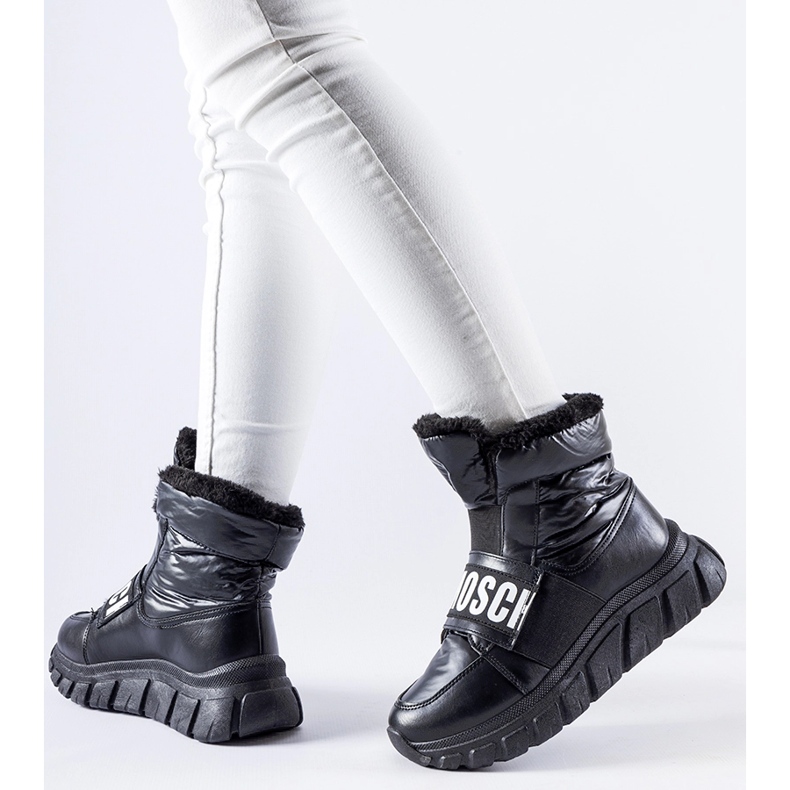 Mustat eristetyt lumisaappaat Bend-alustalla 1