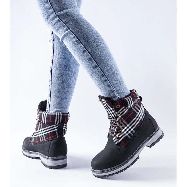 Mustat saappaat, joissa on Dino-shekki 1