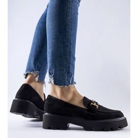 Mustat mokasiinit koristeltu Pisa-soljella 1