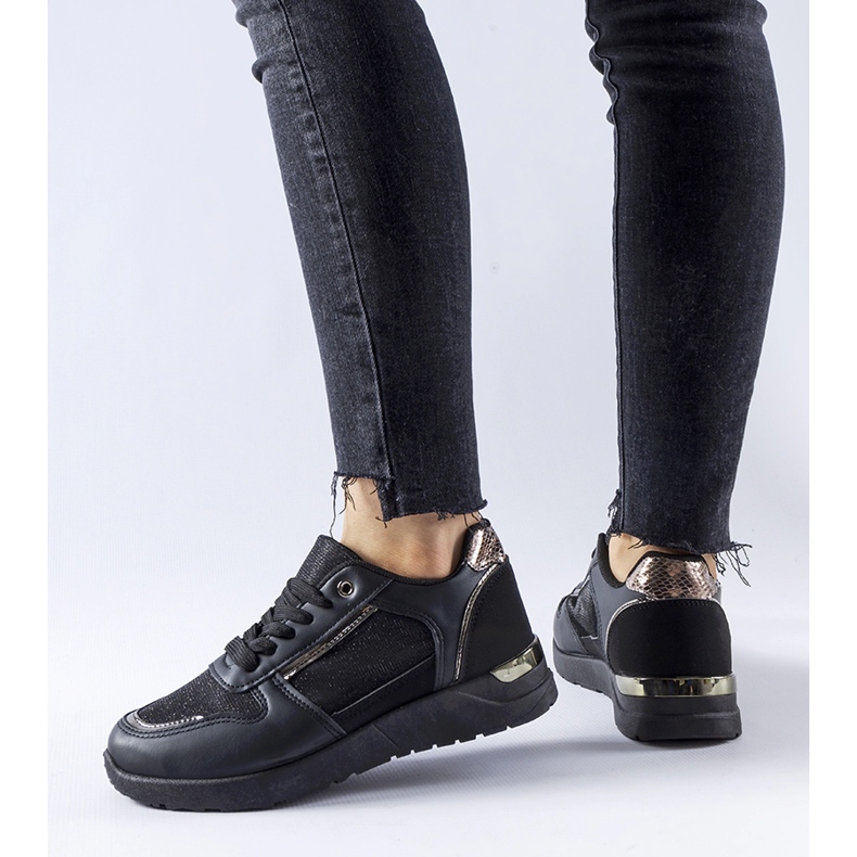 Facondon mustat lenkkarit koristelangalla 2