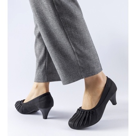 Mustat Santro-röyhelöpumput 1